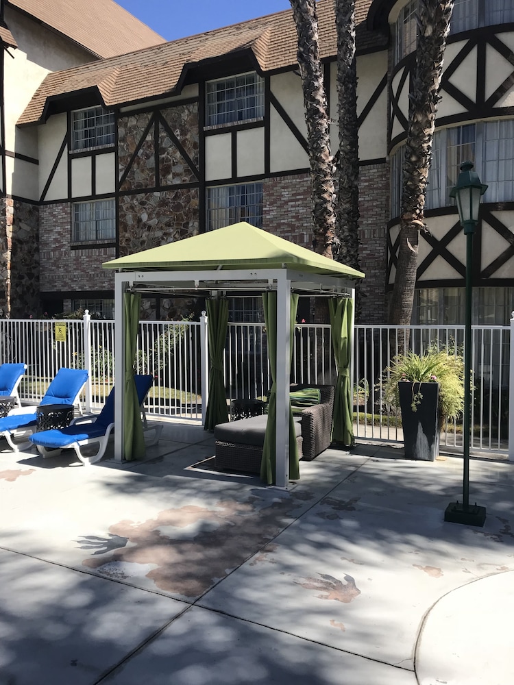 Anaheim Majestic Garden Hotel 69/73