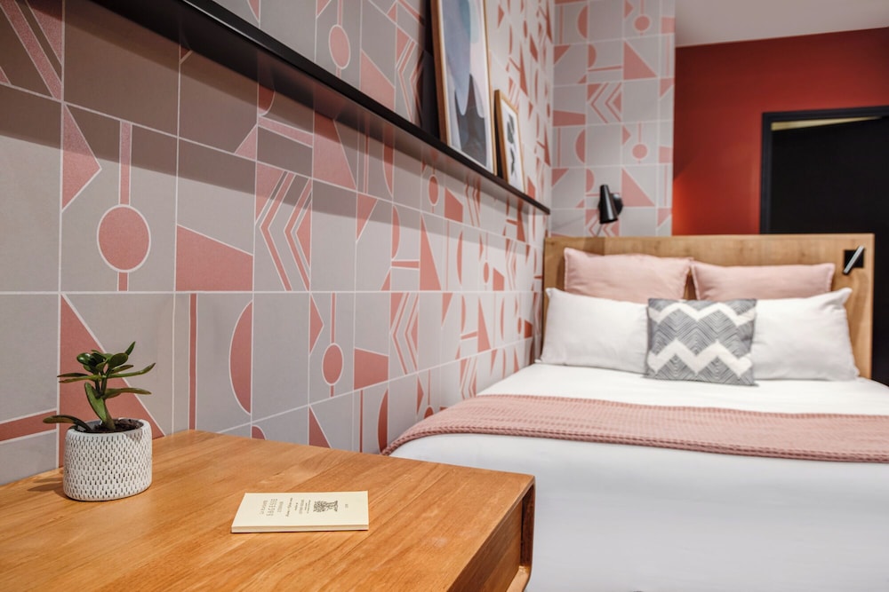 Republik Hotel 24/38