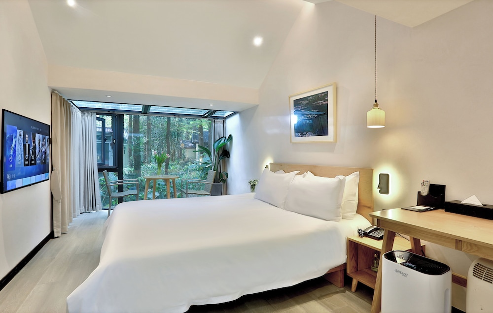 Lotus Glade Hotel 32/50