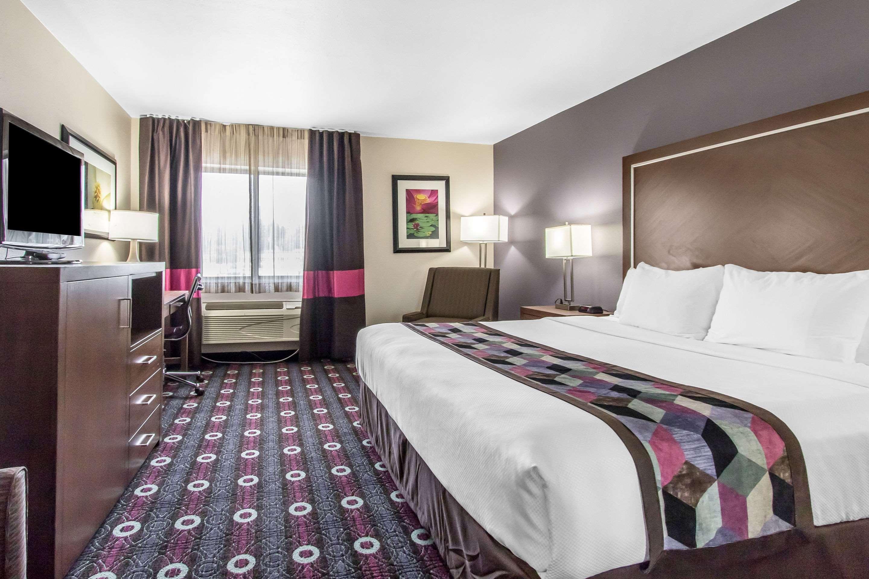 ROOM, KING BED