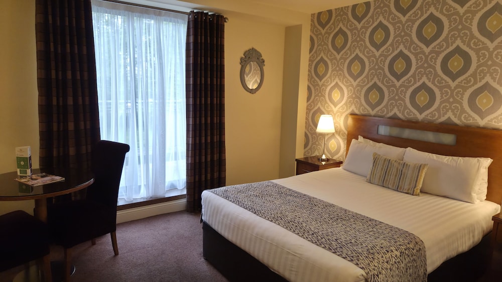 Raheen Woods Hotel 20/70