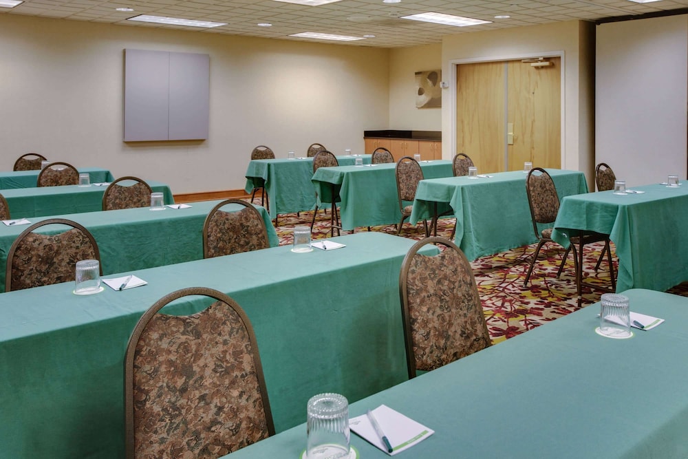 Wingate by Wyndham Chantilly / Dulles Airport 37/48
