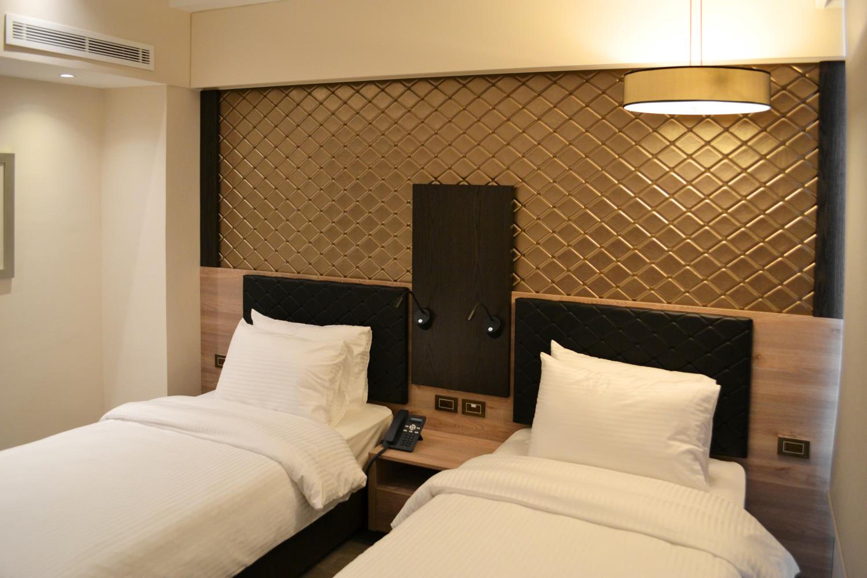 غرفة قياسية بسريرين منفصلين، Ambassador Hotel 5/8