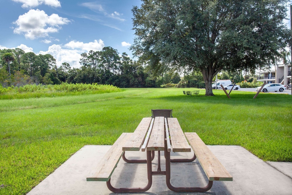 Travelodge By Wyndham Deltona 11/48