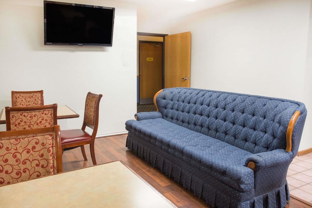 Super 8 by Wyndham Monmouth IL 16/18