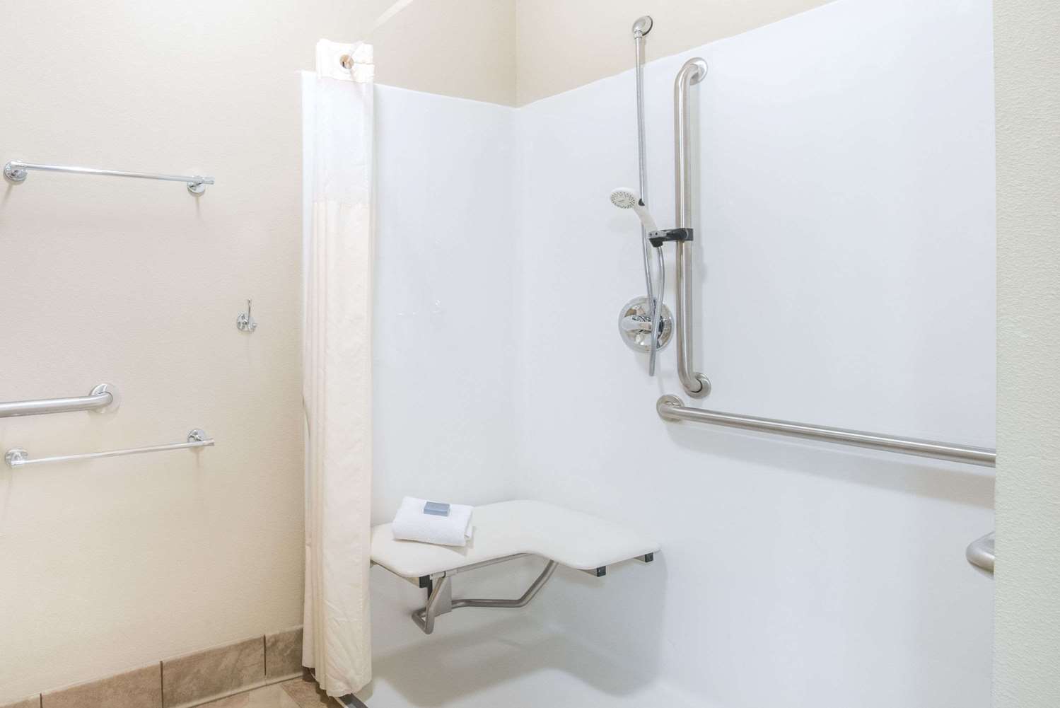 Hawthorn Suites By Wyndham Dickinson 53/58