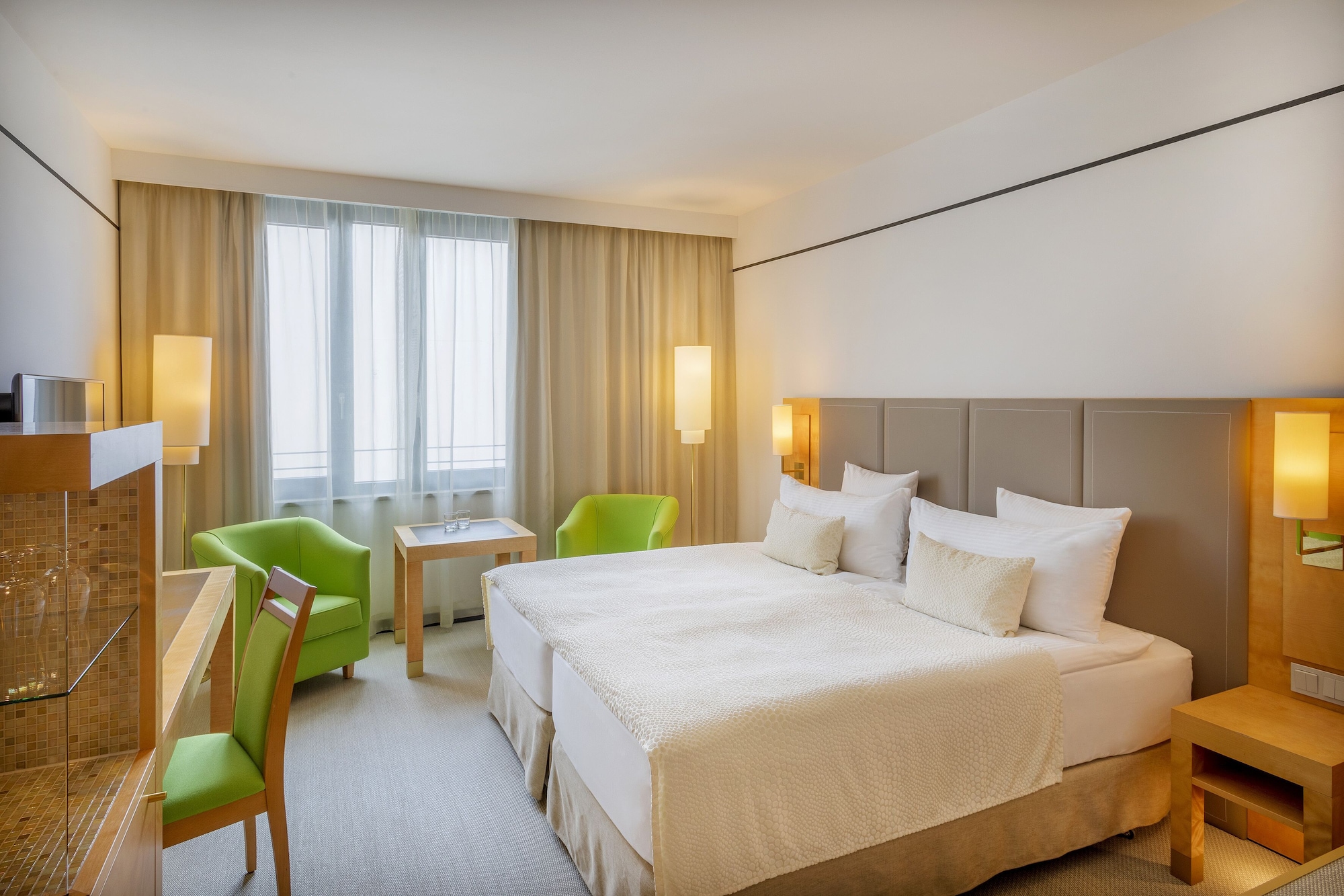غرفة بريميوم بسريرين منفصلين بإطلالة على النهر، Melia Berlin 3/7