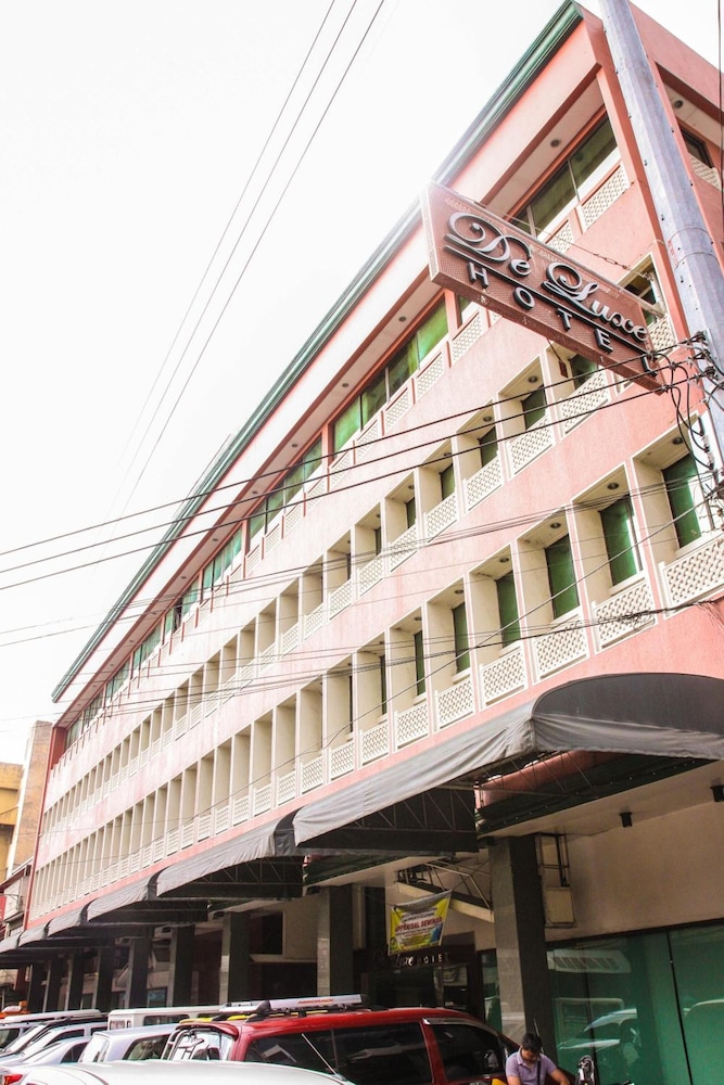 De Luxe Hotel 1/40