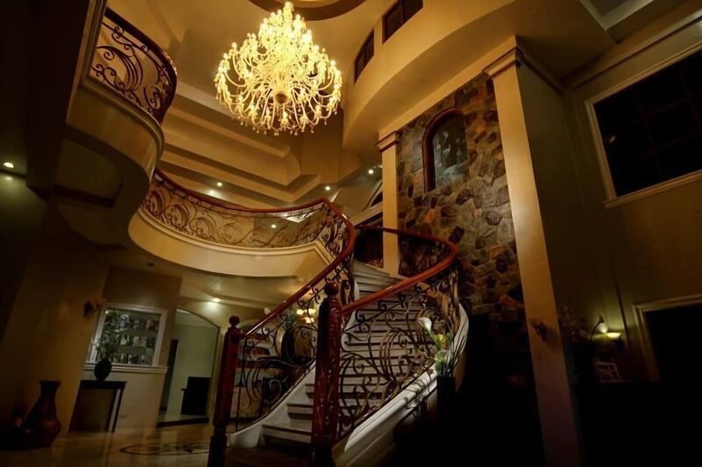 The Q Hotel Restaurant 13/64