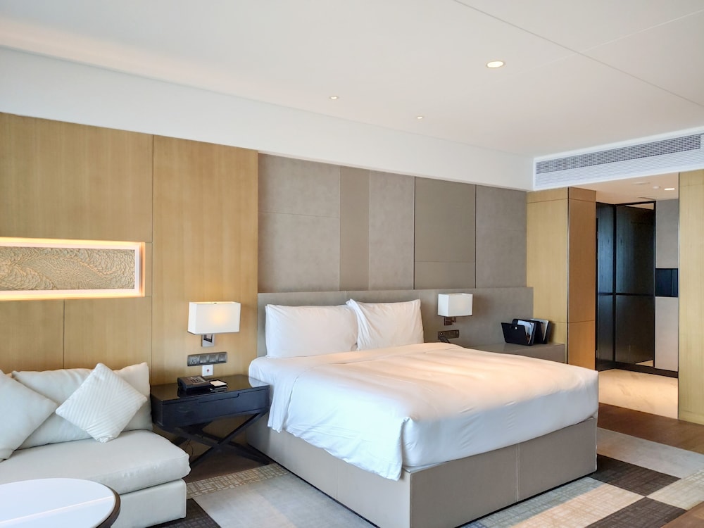 Glamourous, Queen Bed, Ocean View