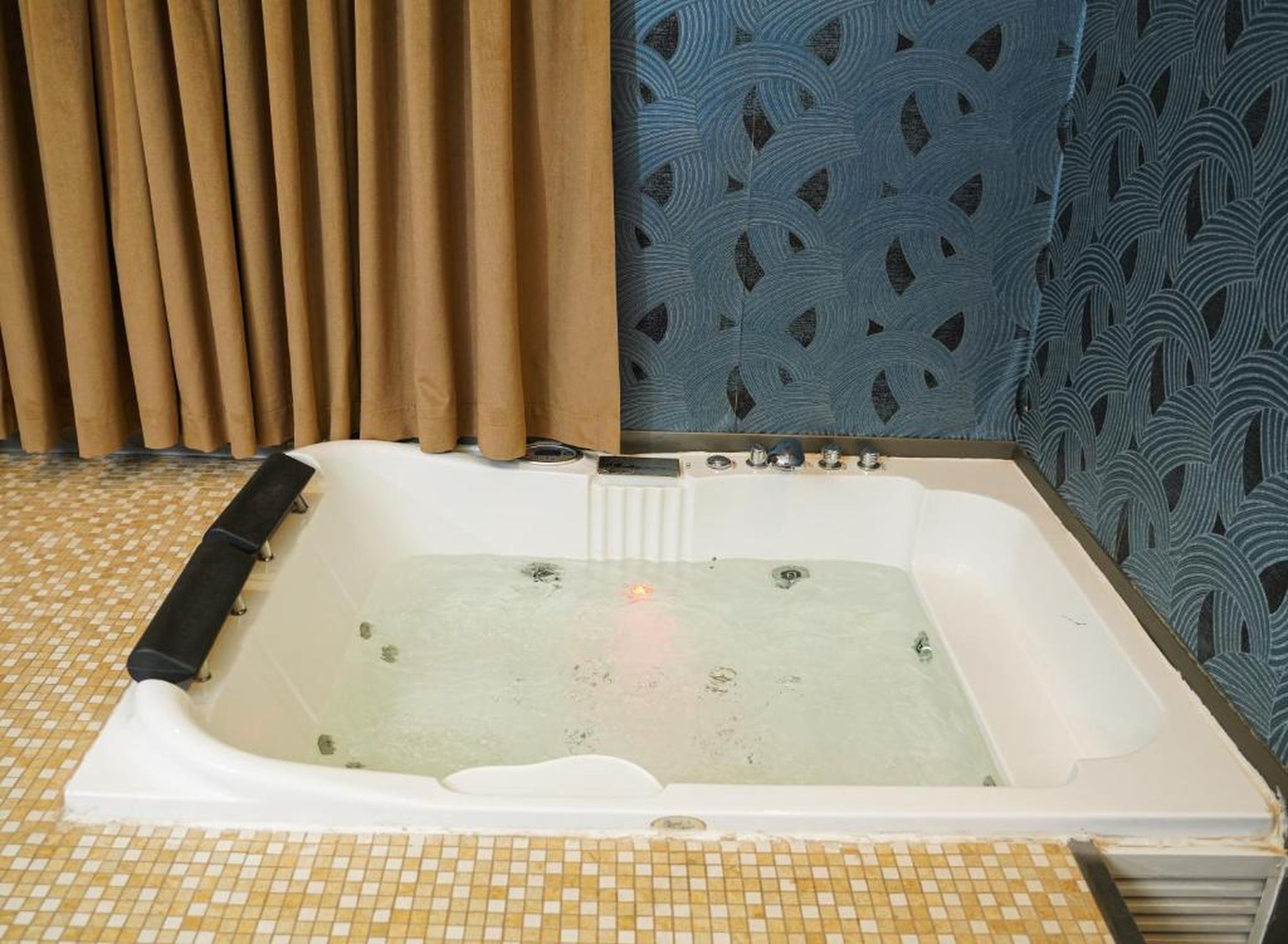 Palette Luxury Credit Hotel 58/60