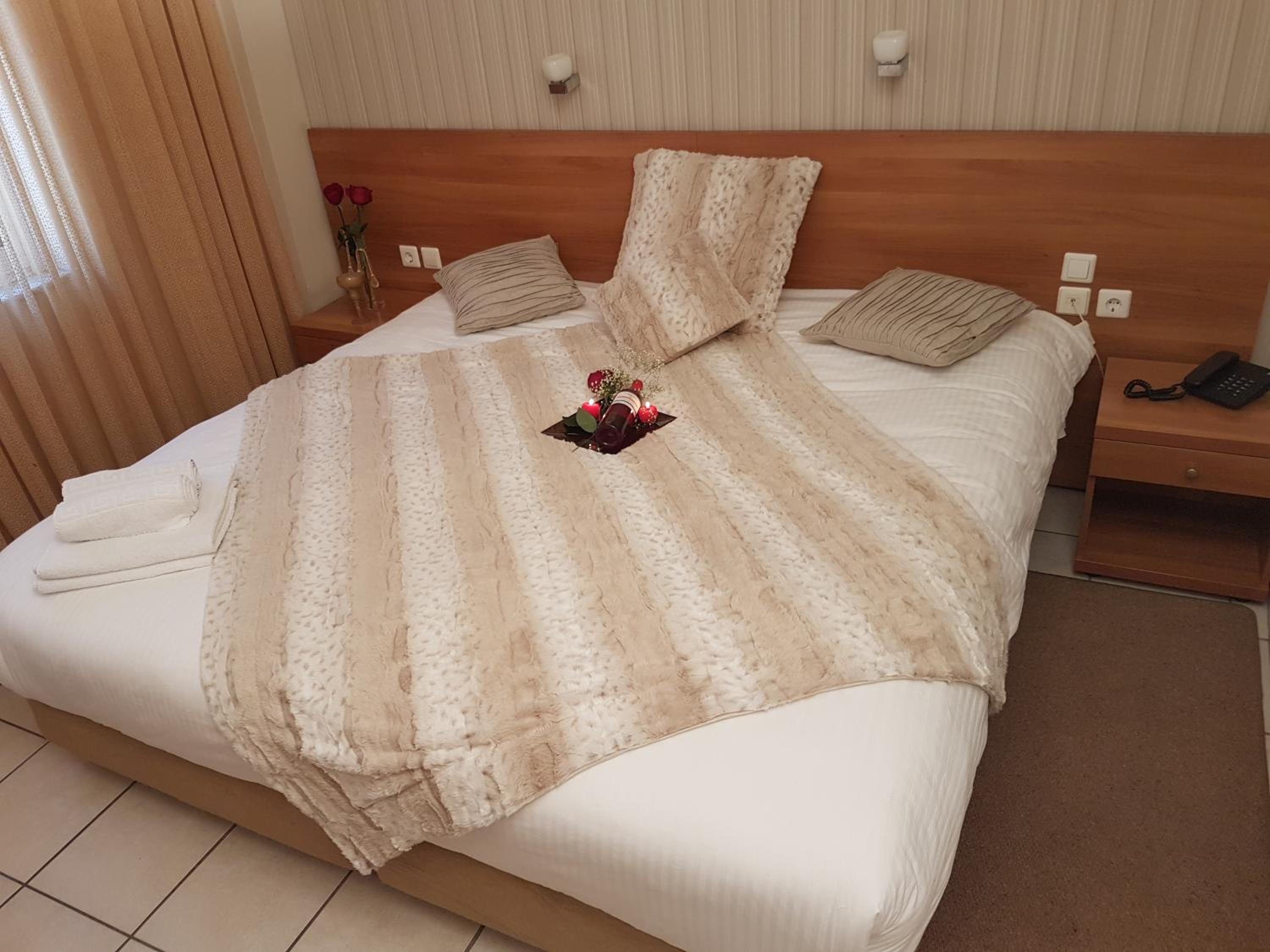 Room at IDEAL HOTEL, ATHENS