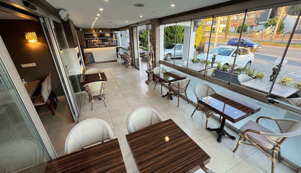 Fengo Hotel 64/69
