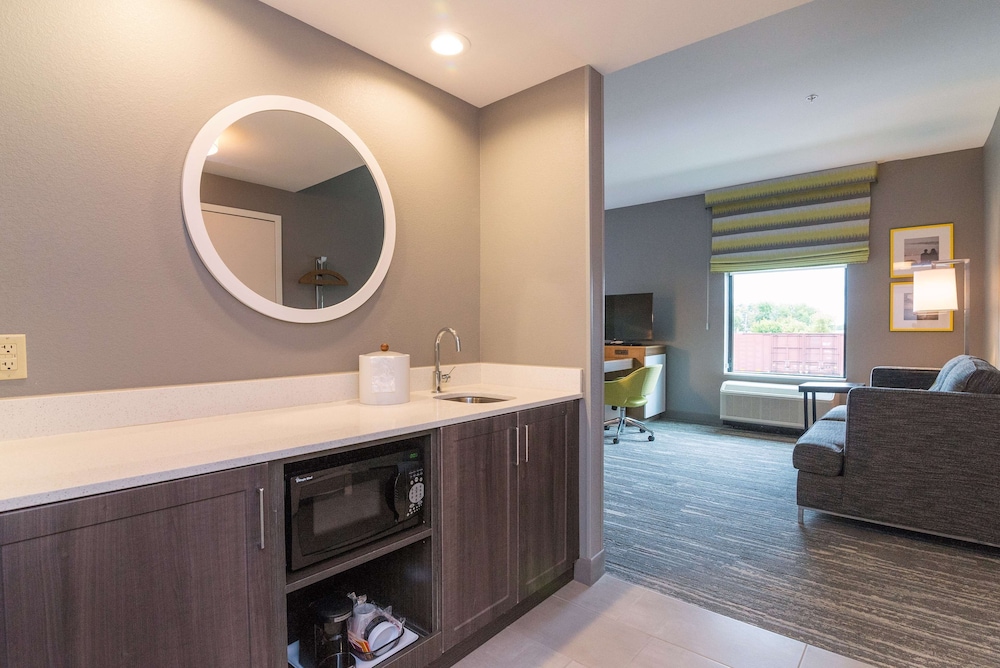 Hampton Inn Suites Allen Park 9/41