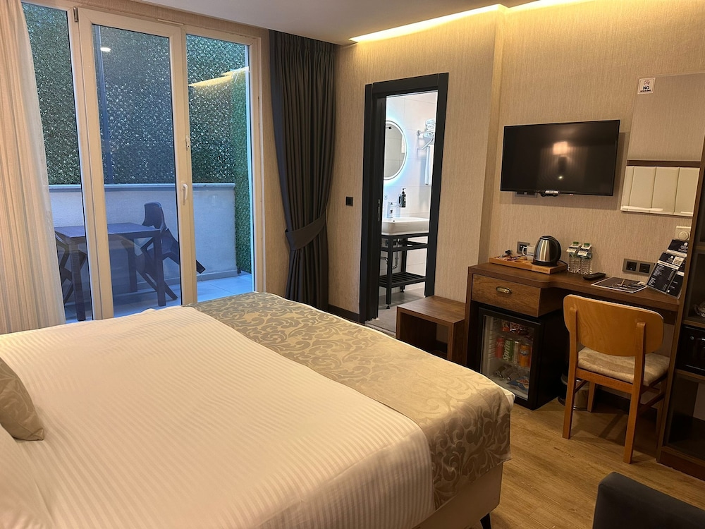 ROOM, DOUBLE BED, BALCONY, GARDEN FLOOR