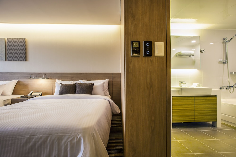 Hamilton Hotel 25/65