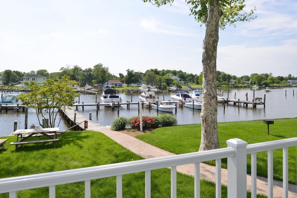 Anchored Inn At Hidden Harbour Marina 9/46