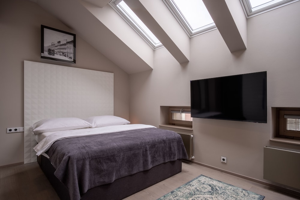 City, Studio, Queen Bed