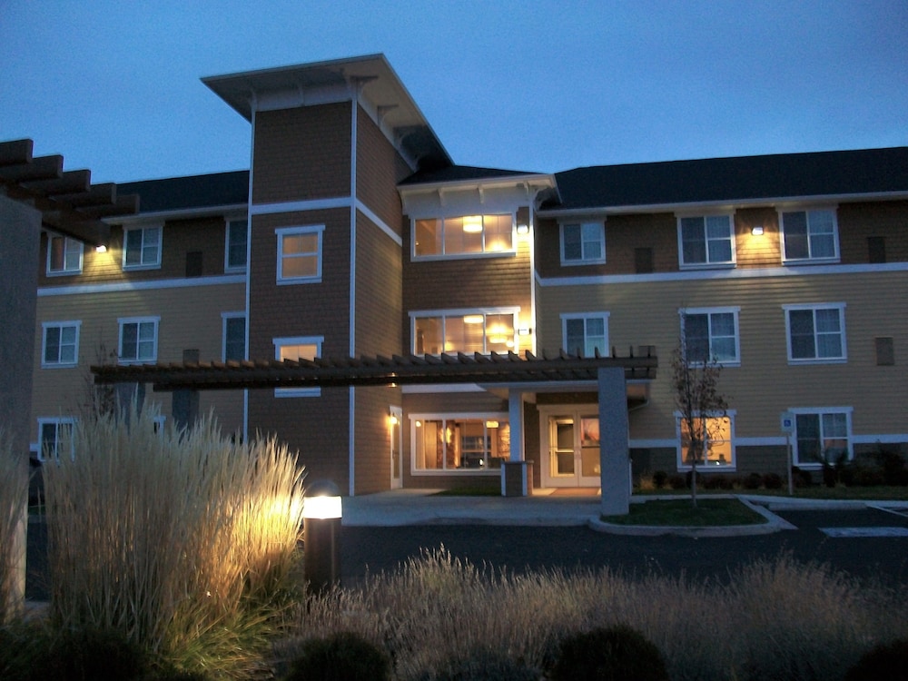 Ledgestone Hotel 4/68