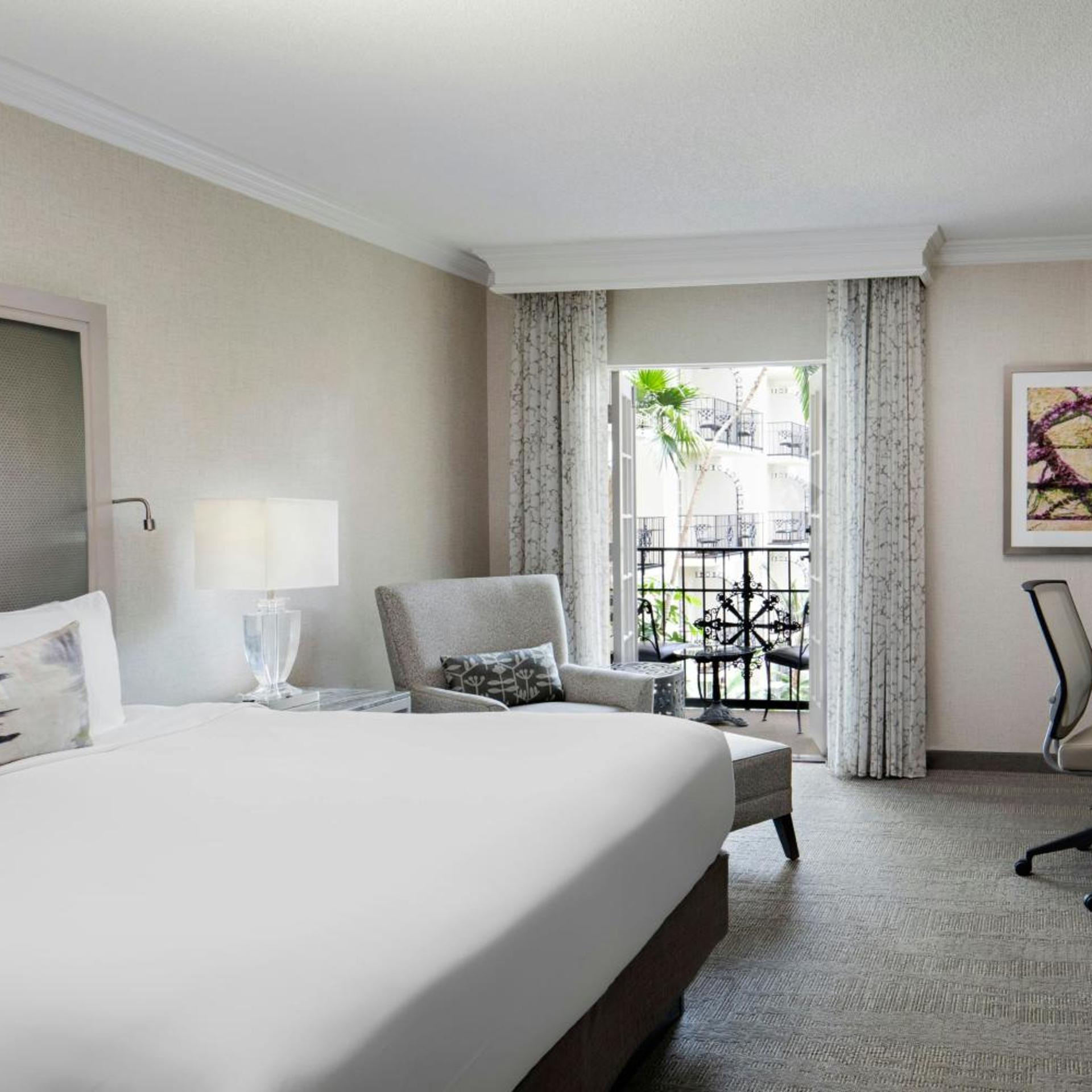 Room, King Bed, Atrium View, Accessible