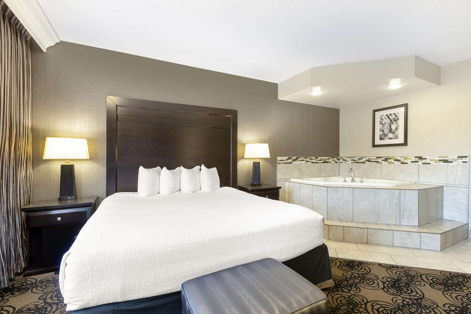 غرفة بسرير كينج بحوض جاكوزي، Best Western Plus Midwest Inn 2/4