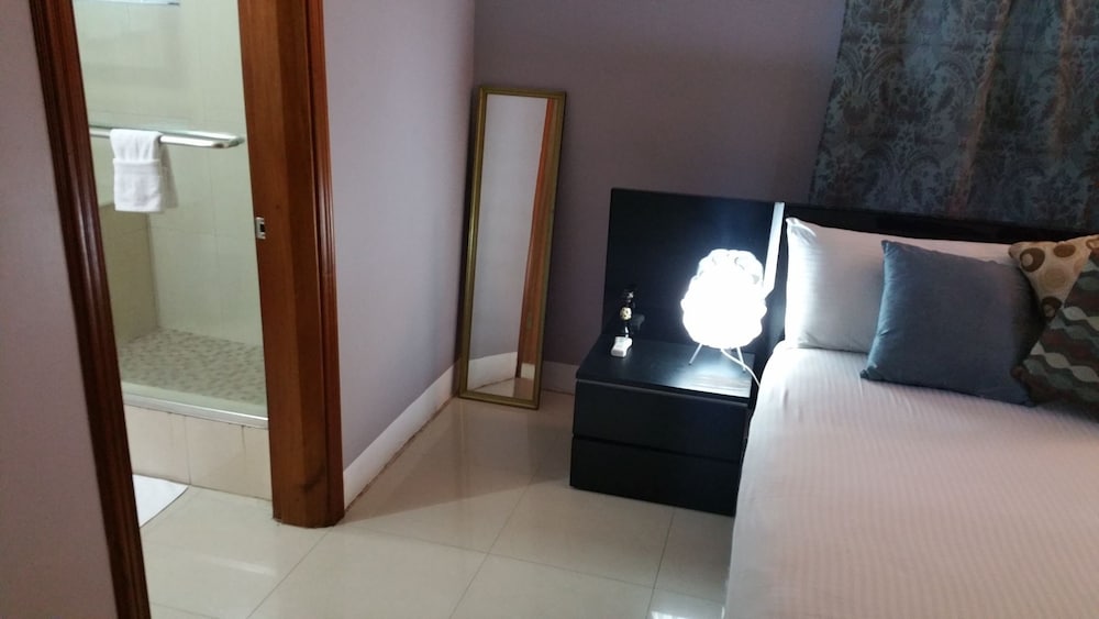 Modern London Decor Guest Apartments 19/50