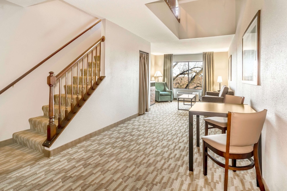 Riverview Inn & Suites, Ascend Hotel Collection 53/72