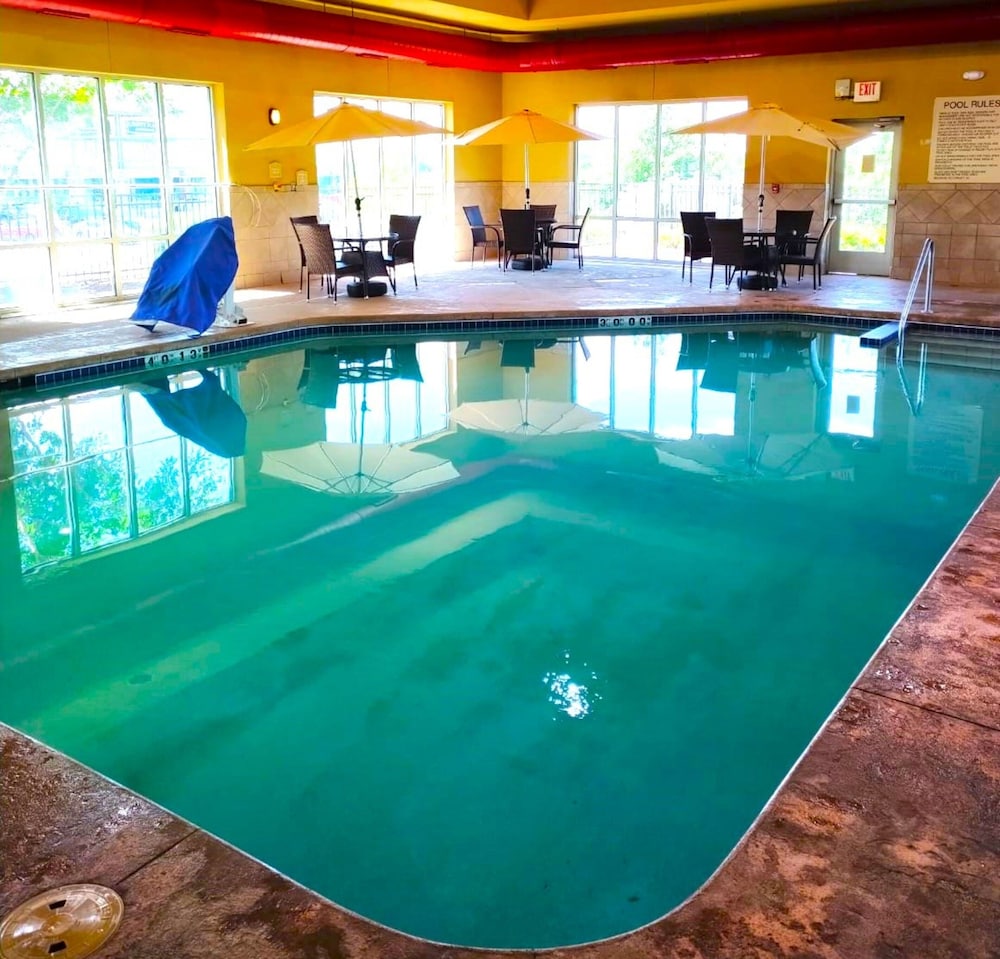 Holiday Inn Express And Suites Milwaukee Nw Park Place 35/79