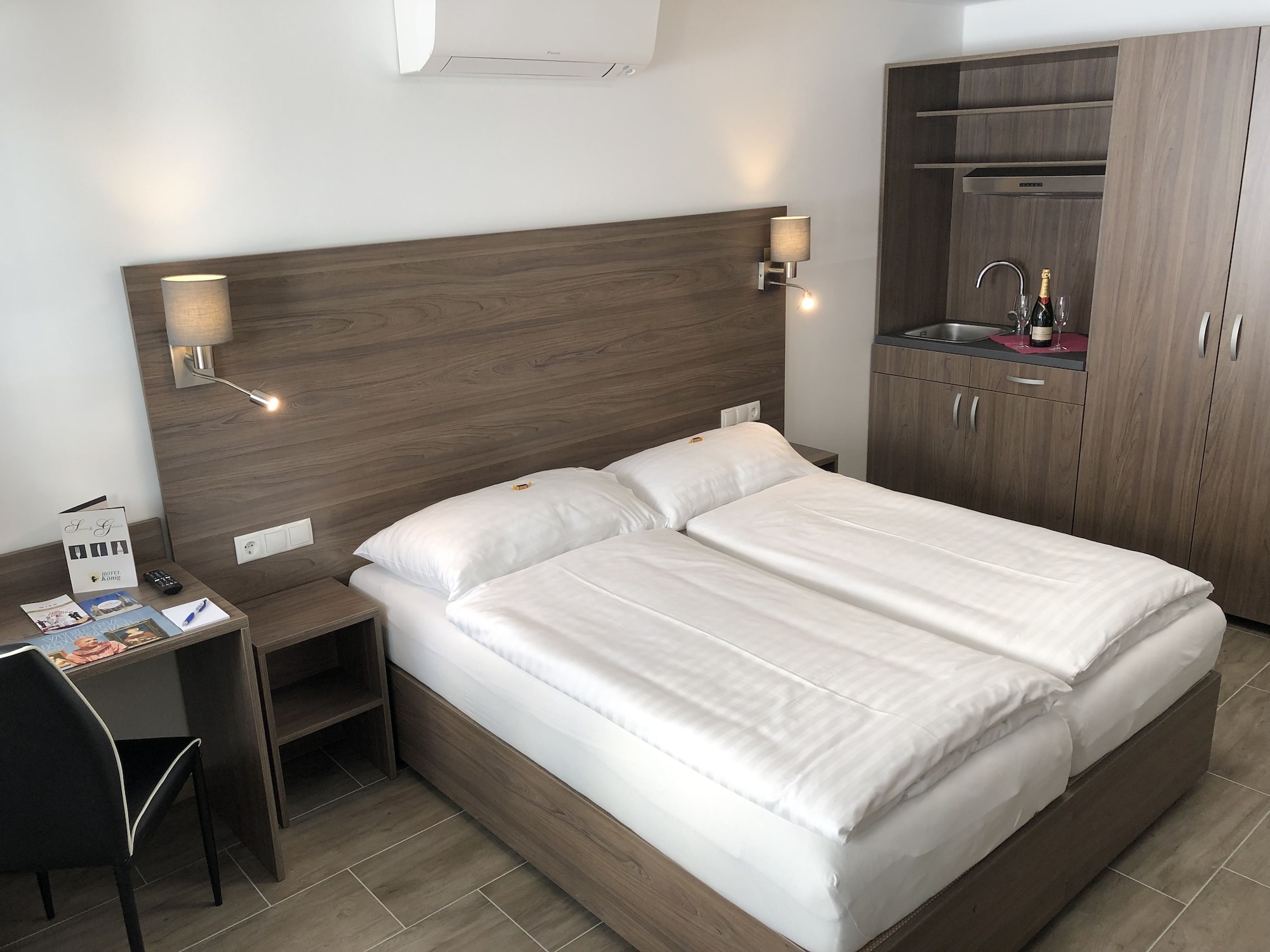 ROOM, DOUBLE BED