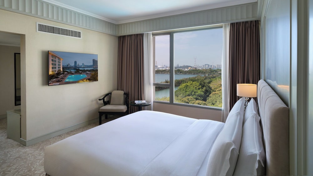 Premium, Suite, King Bed, Lake View