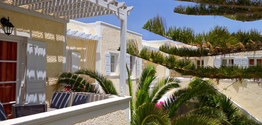 Dolphins Apartments in SANTORINI