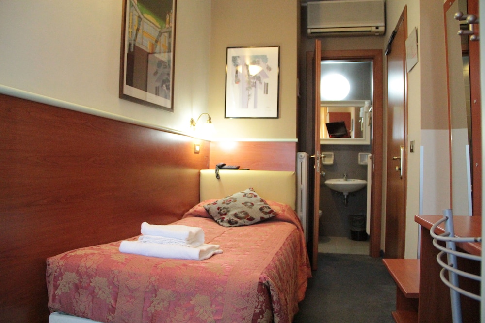 ROOM, SINGLE