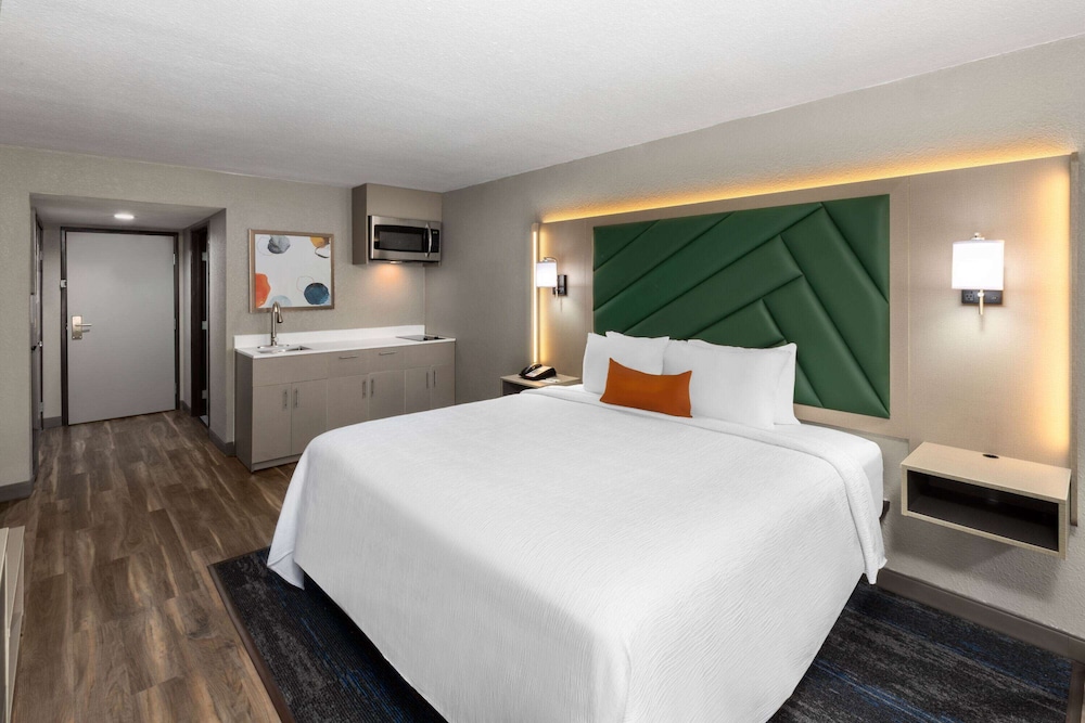 EFFICIENCY, KING BED