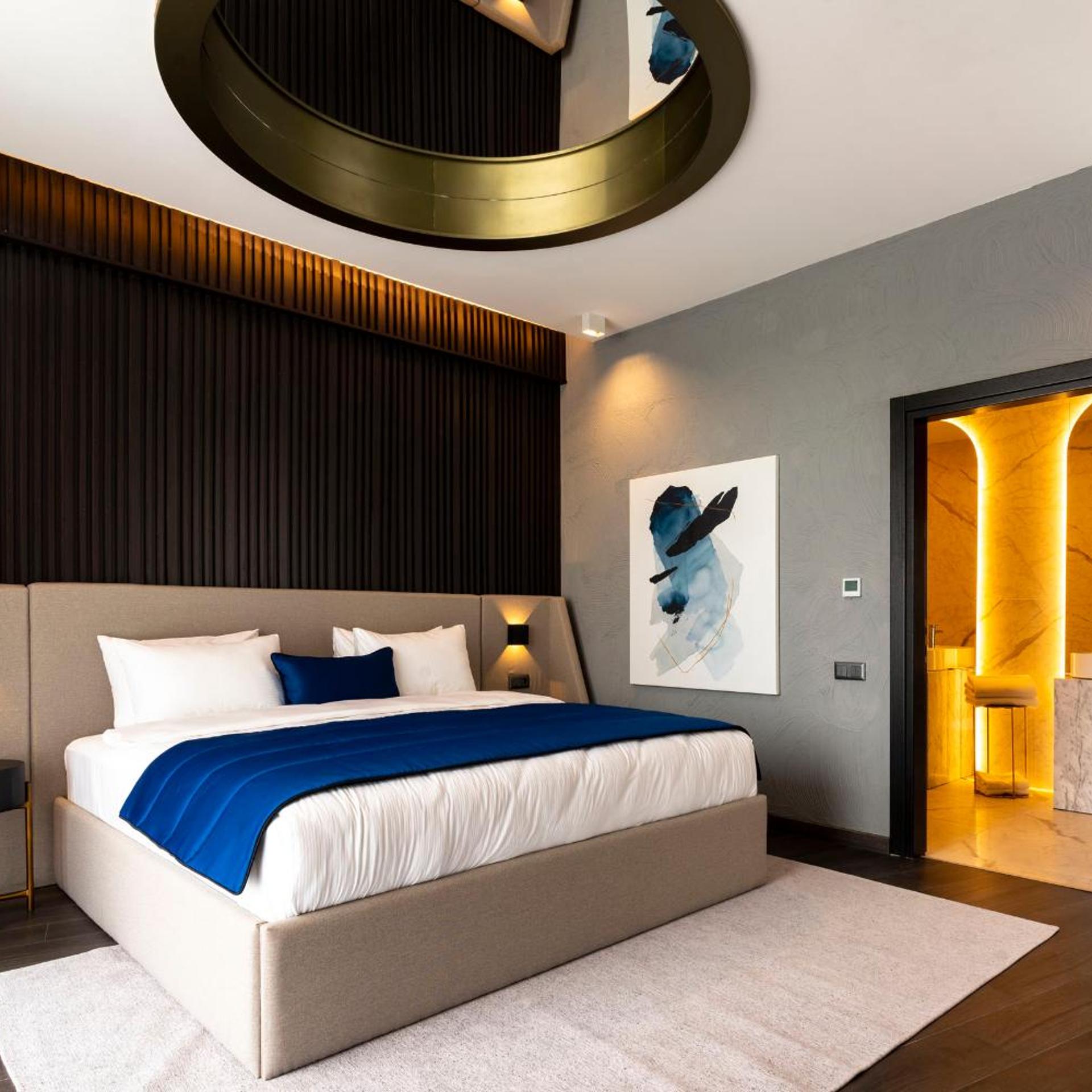 Suite, King Bed, Balcony