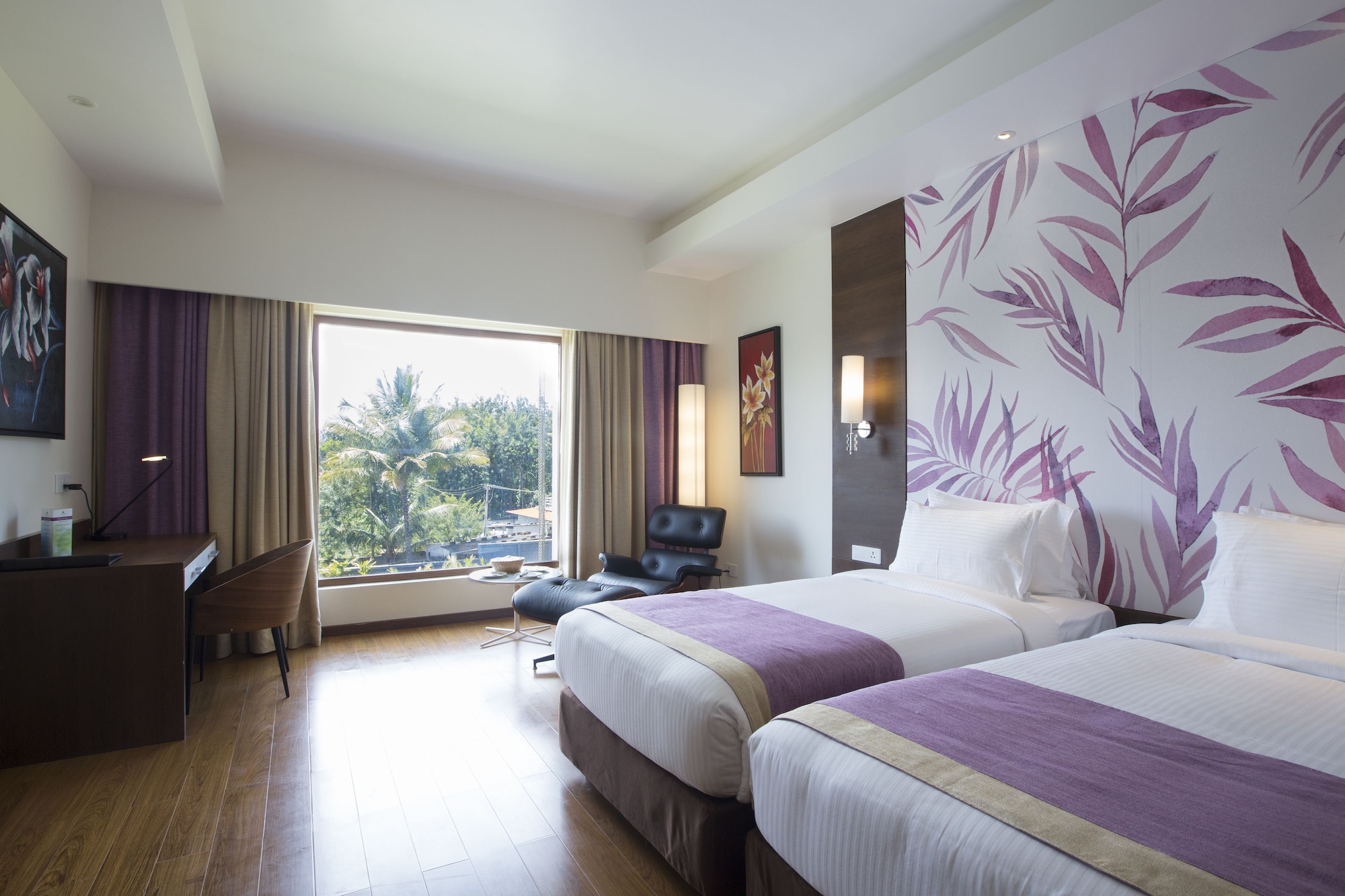 Courtyard, Queen Bed