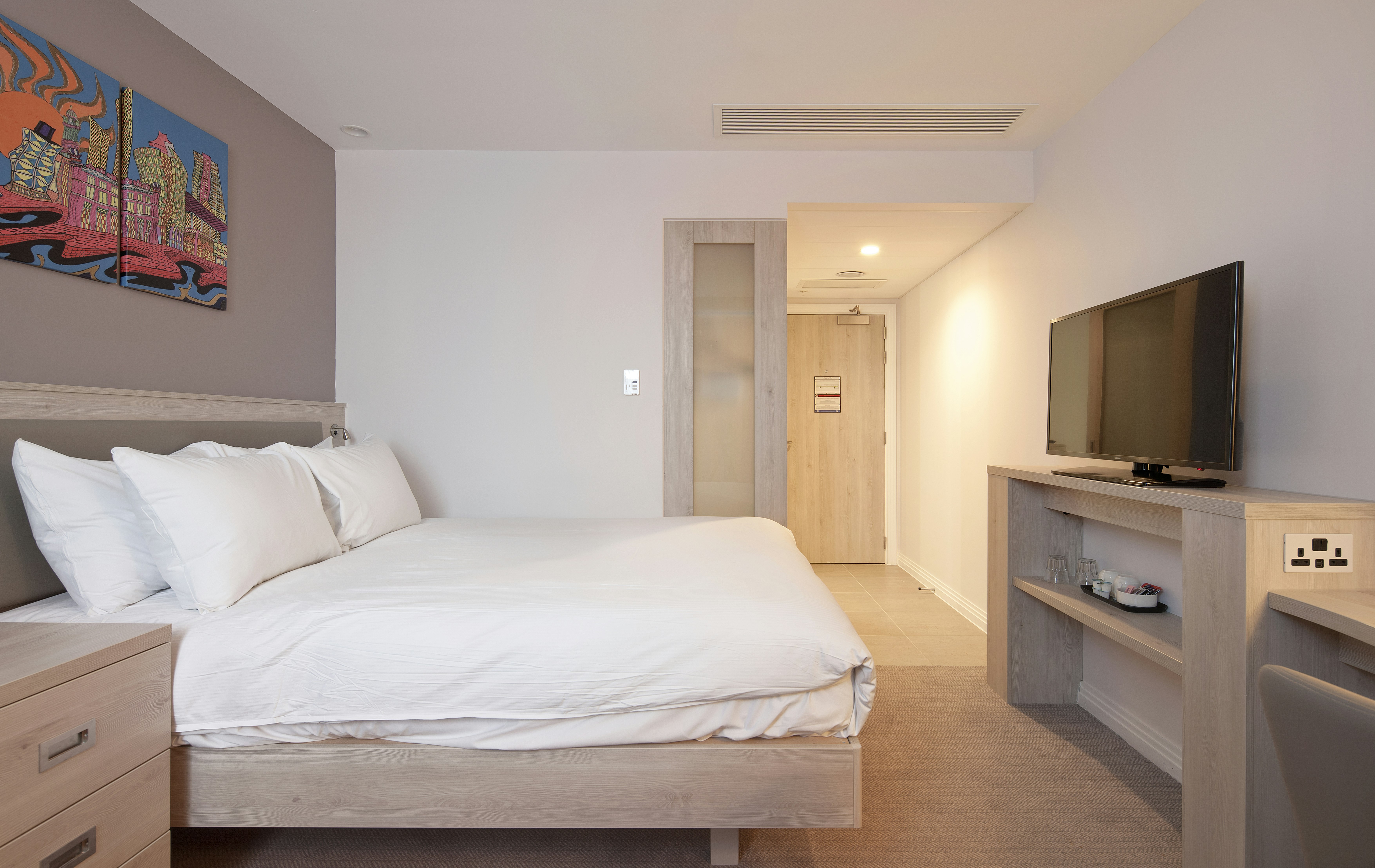 ROOM, QUEEN BED