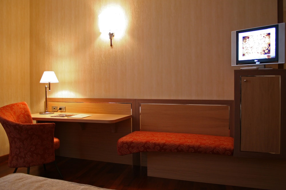 POLI HOTEL 32/52