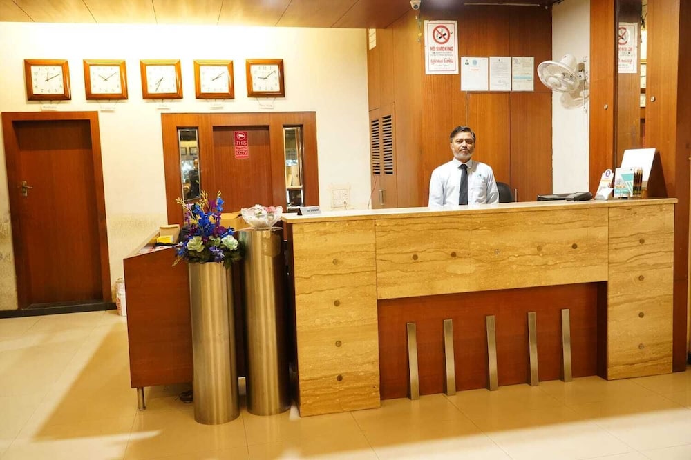 OYO Premium Paldi Cross Road 10/75