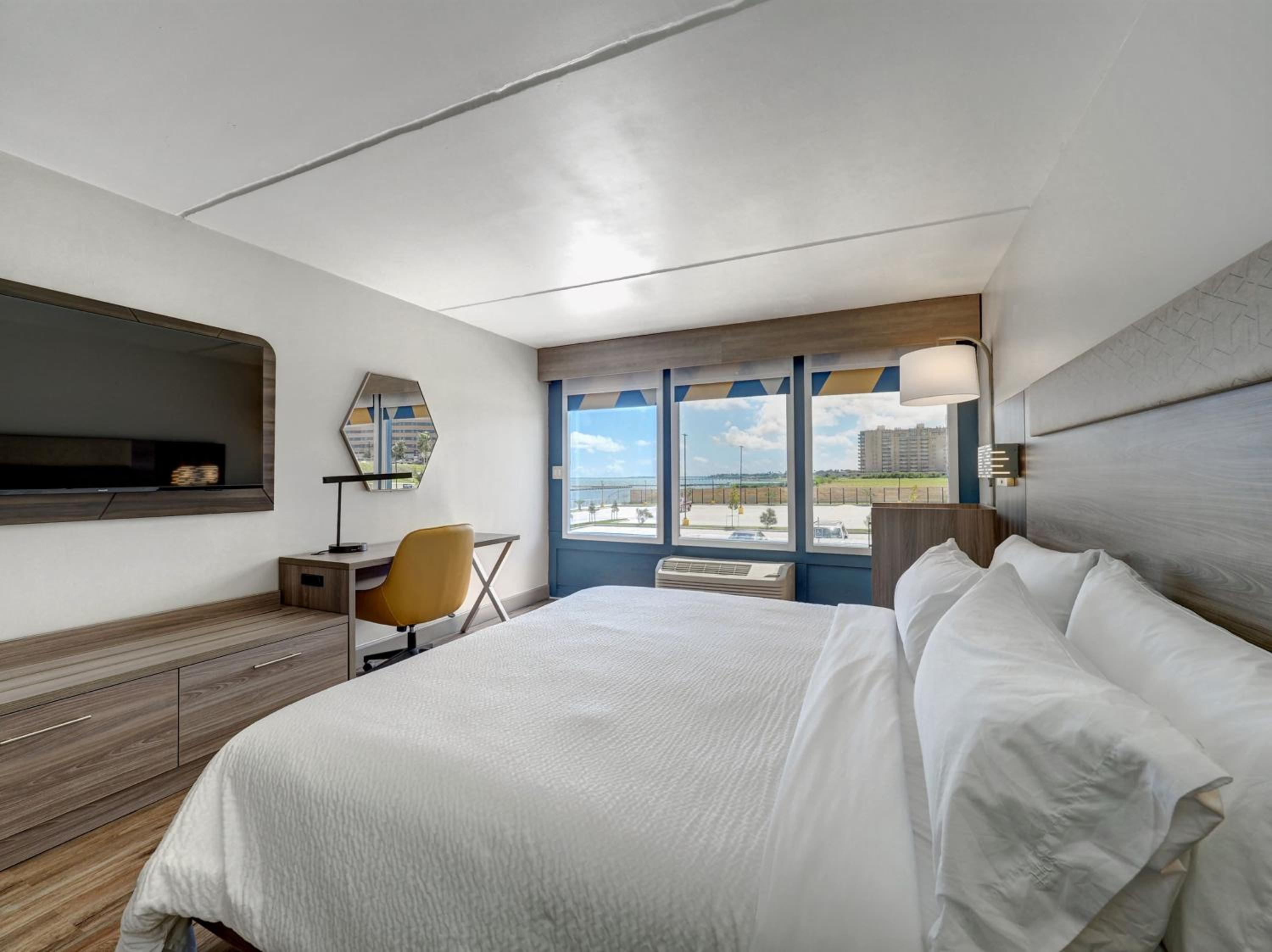 Room, King Bed, Partial Bay View