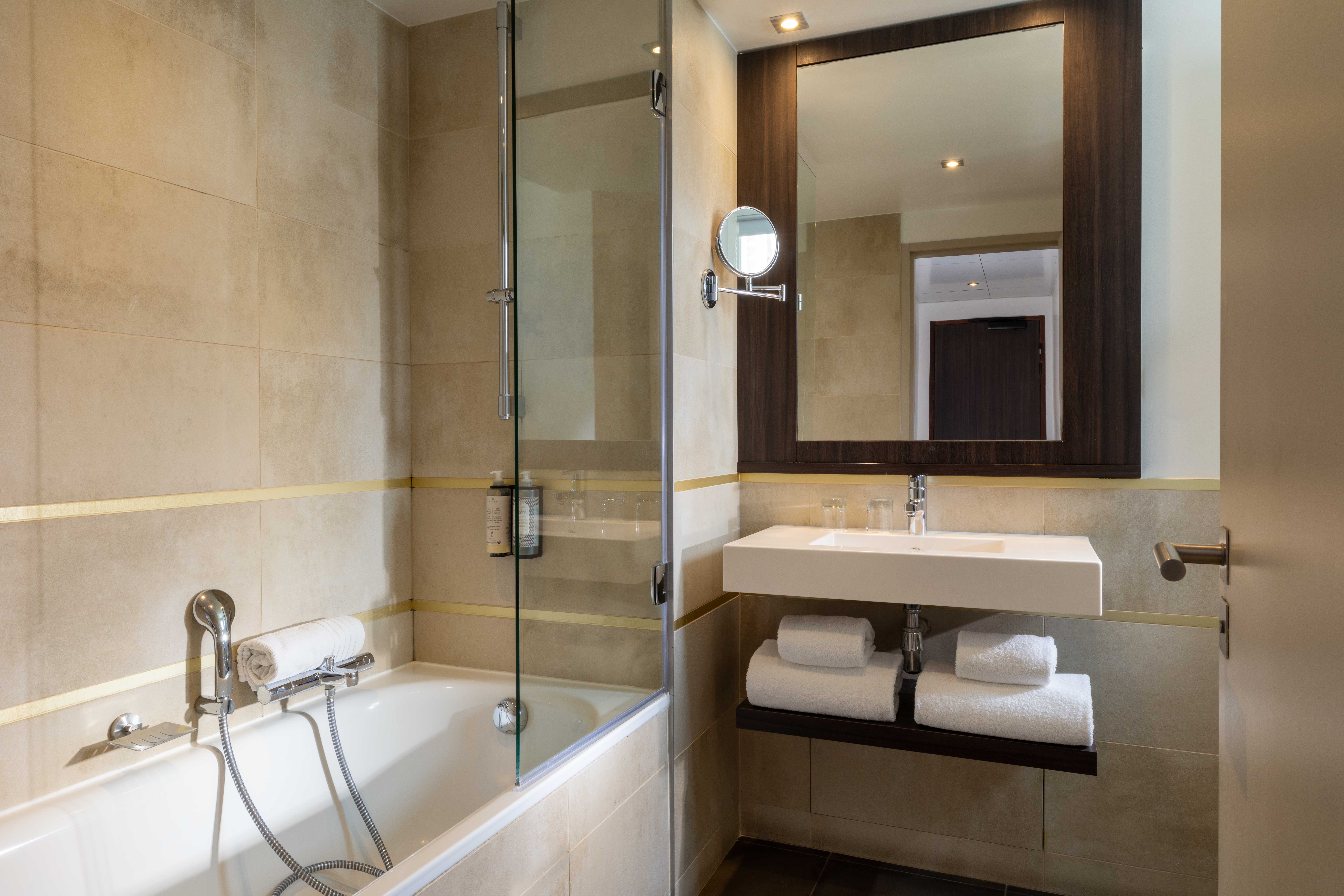 غرفة سوبيريور بسرير كينج، VILLA SAXE EIFFEL 5/5