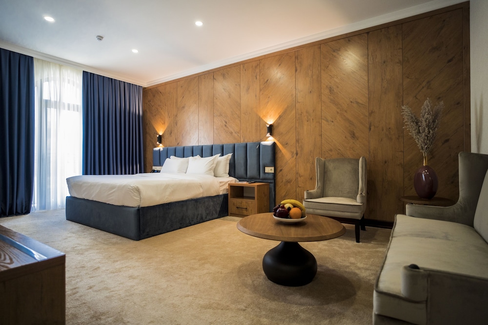 JUNIOR, QUEEN BED, POOL VIEW