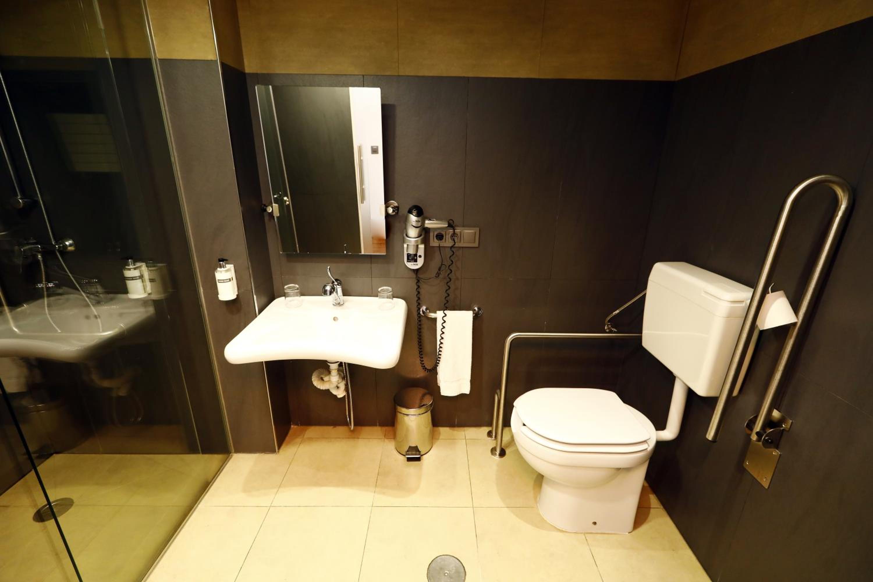غرفة بسرير كوين لذوي الإعاقة، Travelodge Madrid Coslada Aeropuerto 4/5