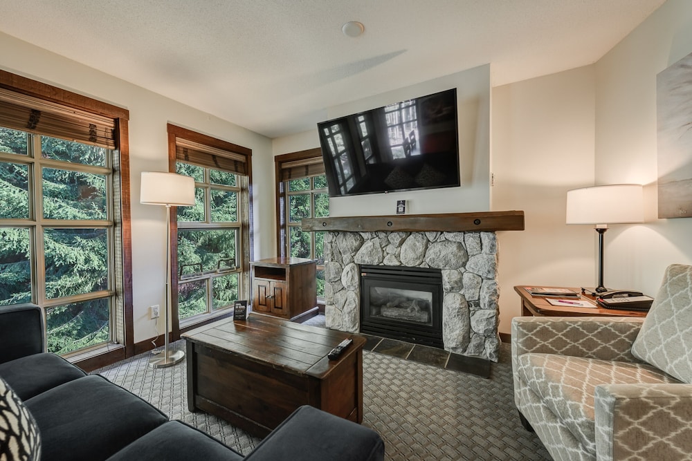 Blackcomb Springs Suites by CLIQUE 35/70