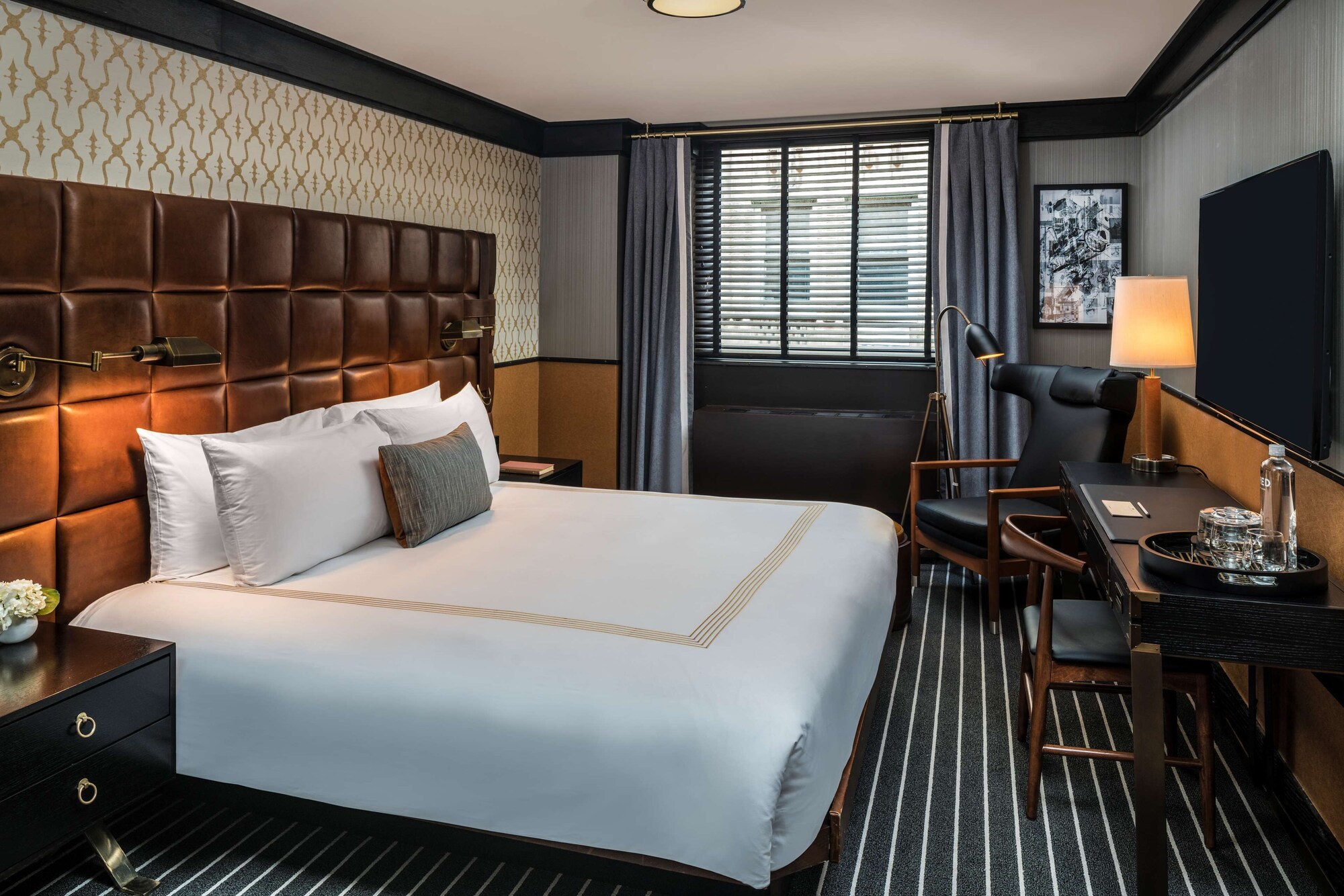 DELUXE, KING BED