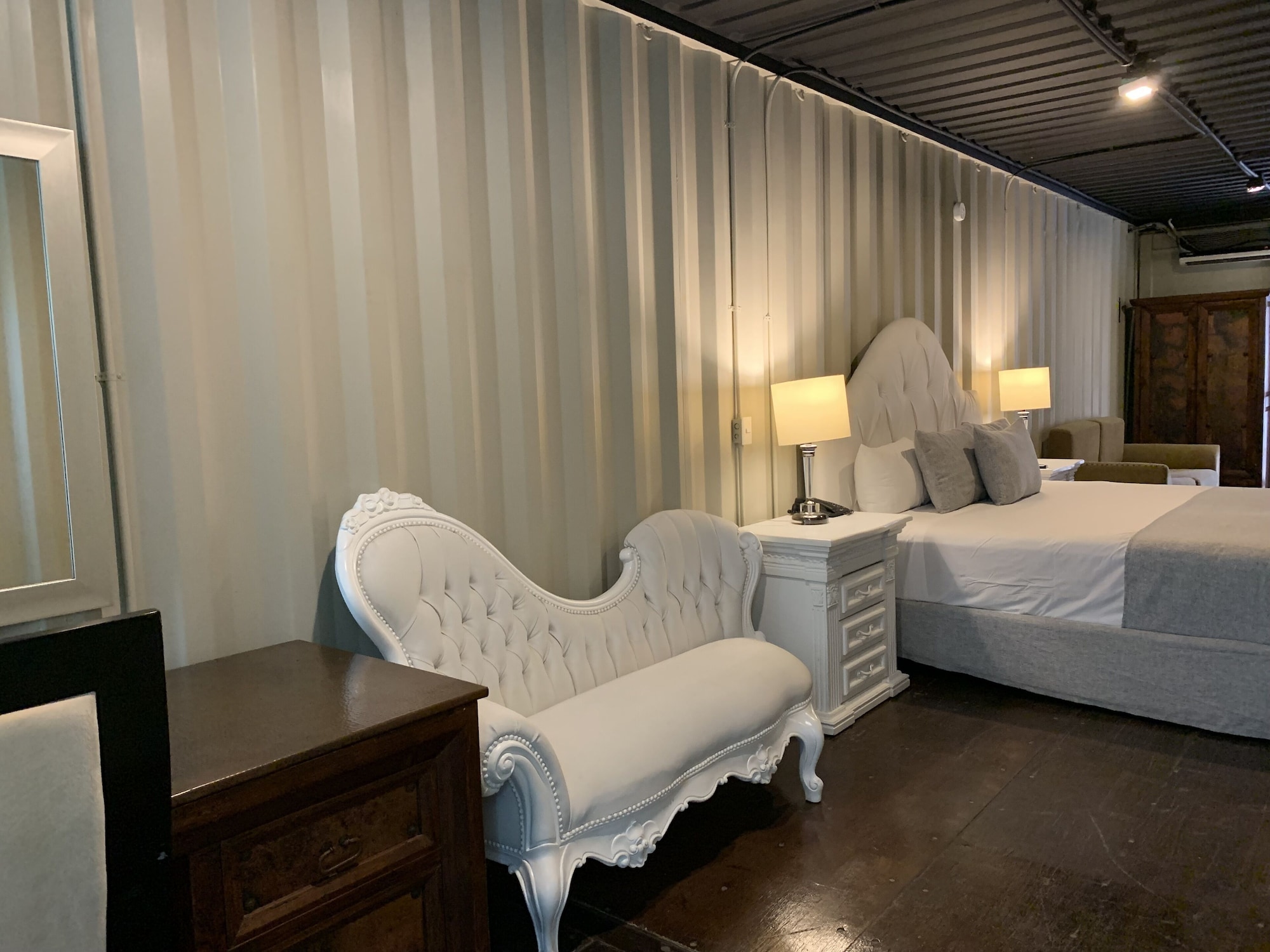 JUNIOR SUITE, KING BED
