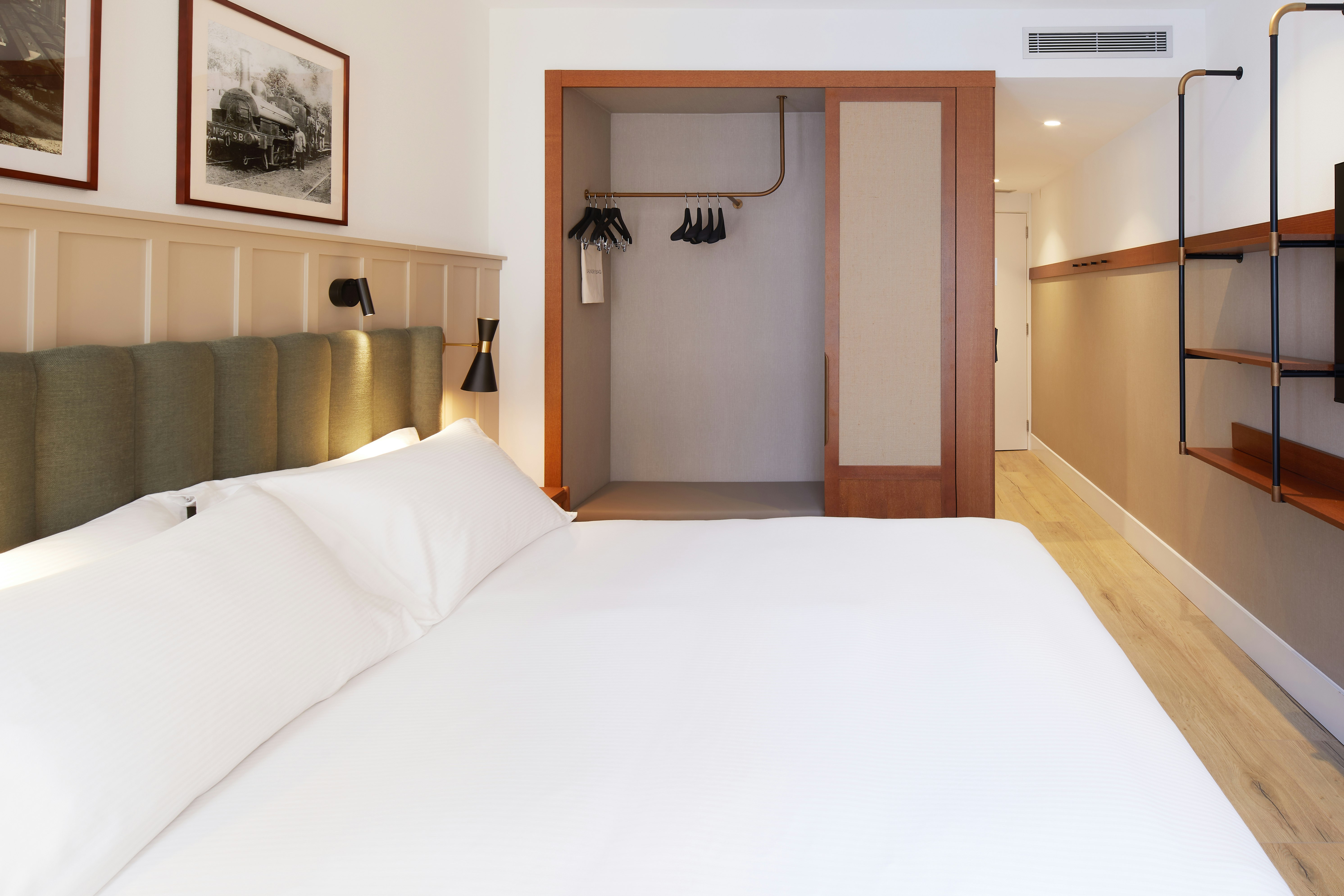 GUEST ROOM, QUEEN BED