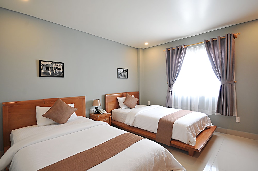Twins Hotel 25/48