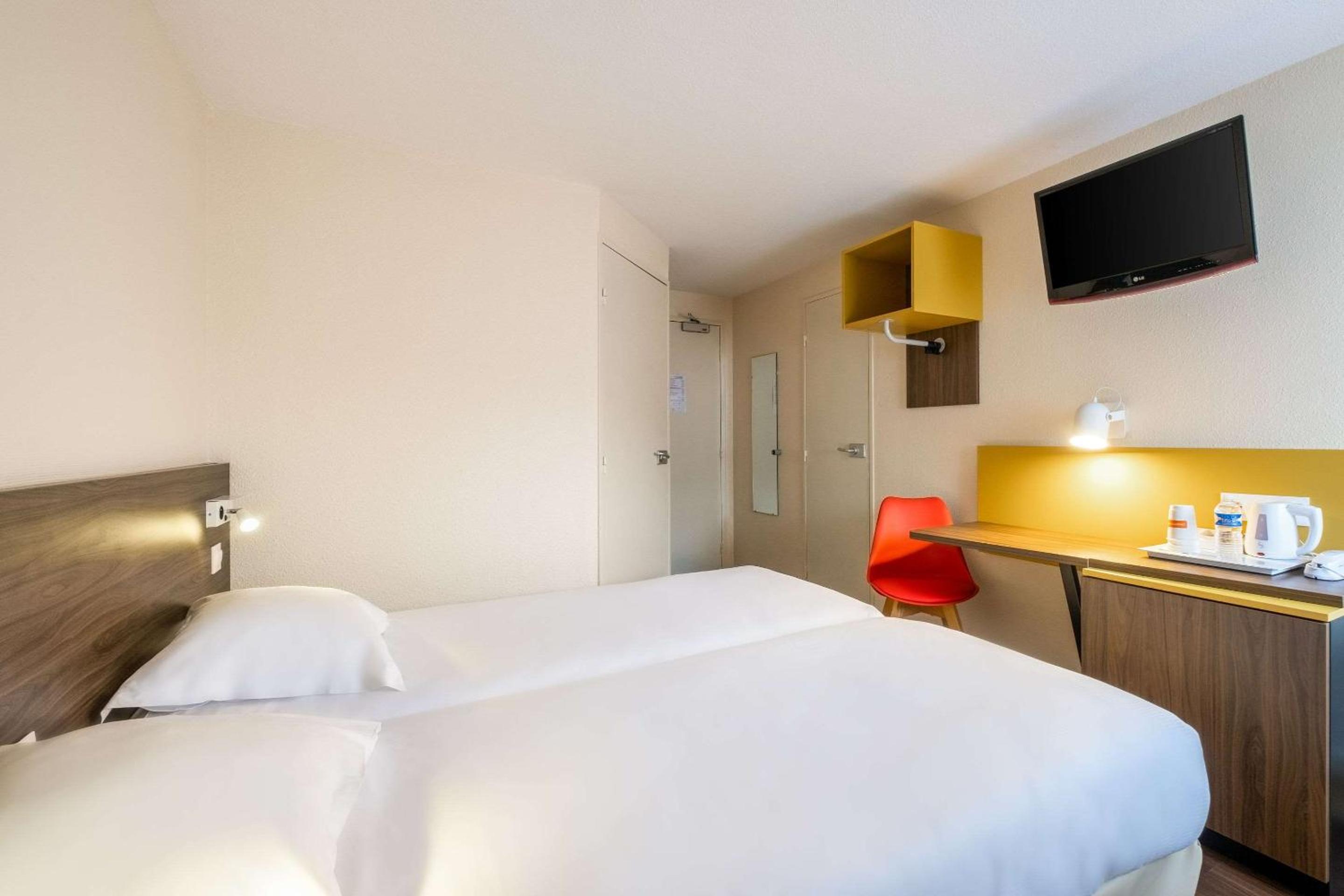 ROOM, TWIN BEDS