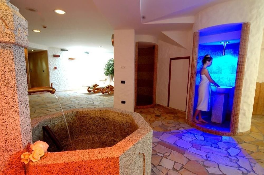 Carlo Magno Spa Resort 10/19