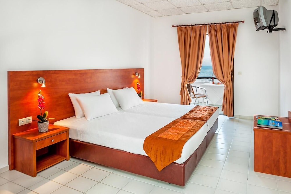 SUPERIOR, DOUBLE BED, PARTIAL OCEAN VIEW